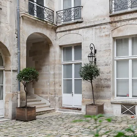 Adresse Prestigieuse: Luxueux Marais Apartment